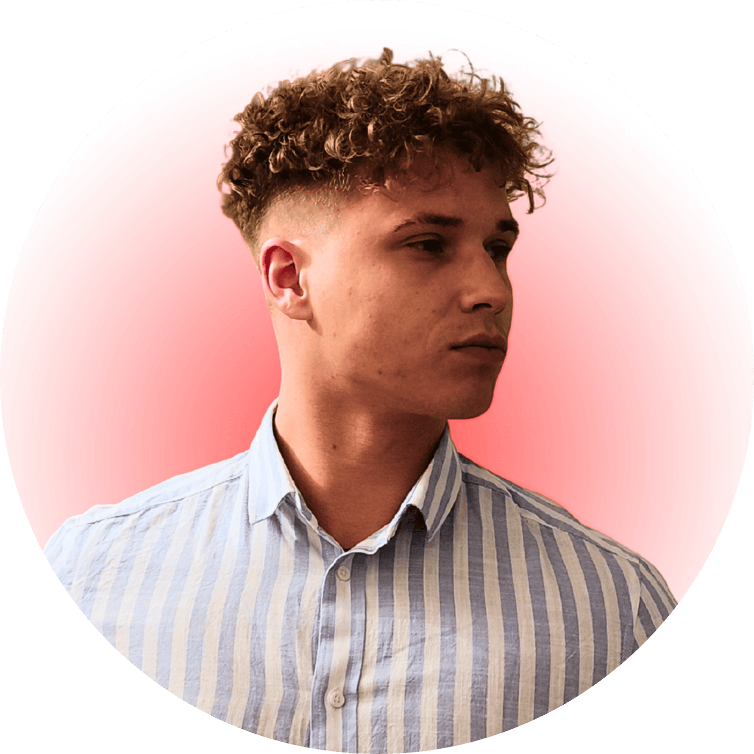 Młody mężczyzna z kręconymi blond włosami i wygolonymi bokami, ubrany w koszulę w niebiesko-białe pionowe paski. Patrzy w bok, na jego twarzy widać skupienie. Tło w odcieniach jasnoróżowego i bieli, zdjęcie ujęte w okrągłą ramkę.